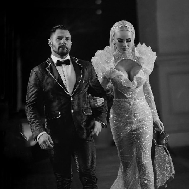 Recognized for her unique style and creative impact, Izabela Macudzinska-Borowiak receives top honors at The Globe Gala.